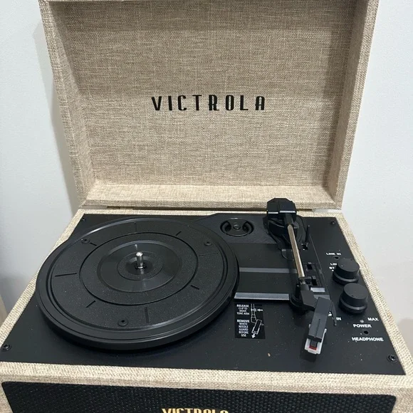 NEW VICTROLA WITH VINYL RECORDS AT ONLY 50us